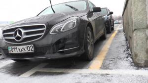 Полицейские эвакуировали авто возле акимата Алматы за неправильную парковку