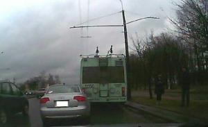 В Минске женщина на Audi врезалась в троллейбус на следующий день после получения прав