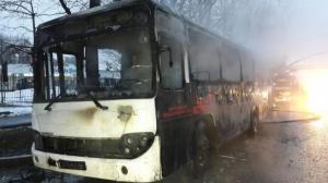 Пассажирский автобус дотла сгорел на проспекте Рыскулова в Алматы