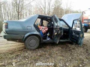 В Брестском районе VW врезался в автобус: пострадал 3-летний ребенок, которого держала на руках мама
