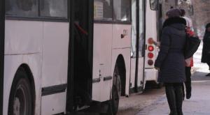 Водитель автобуса с планшетом в руках возмутил жителей Астаны