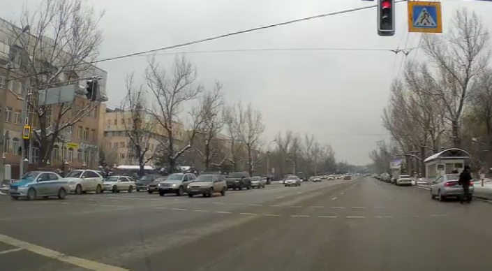 Полицейский проехал на красный свет в Алматы. Видео нарушения ПДД