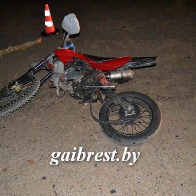 В Брестском районе опрокинулся 26-летний бесправник на мотоцикле. Он в реанимации
