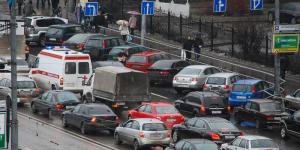 Московских водителей попросили подождать со сменой резины