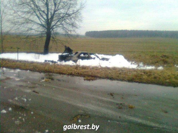 В Барановичском районе BMW опрокинулся в кювет и сгорел