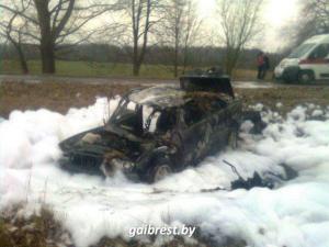В Барановичском районе BMW опрокинулся в кювет и сгорел