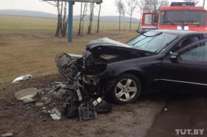 На МКАД женщина на Mercedes снесла столб
