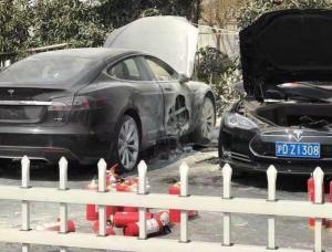 В Китае на зарядной станции сгорели два электромобиля Tesla