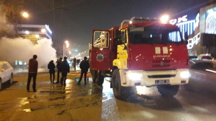 Автомобиль сгорел дотла напротив ТРЦ ADK В Алматы