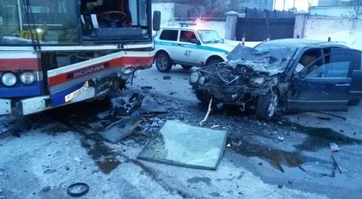 Водитель легкового авто протаранил пассажирский автобус в Усть-Каменогорске