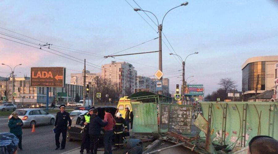В Симферополе пьяный водитель сбил трех человек на остановке