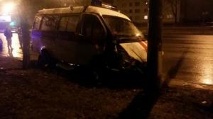 В Минске скорая врезалась в два дерева и столб: есть пострадавшие
