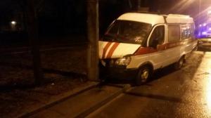 В Минске скорая врезалась в два дерева и столб: есть пострадавшие
