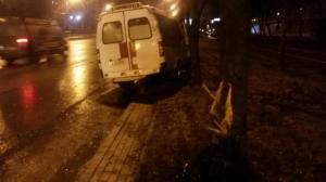 В Минске скорая врезалась в два дерева и столб: есть пострадавшие
