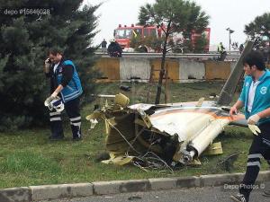 Вертолет упал на автодорогу в Стамбуле, пять человек погибли