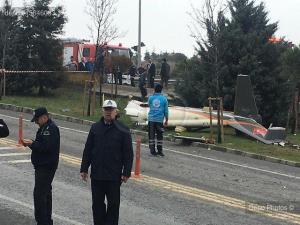 Вертолет упал на автодорогу в Стамбуле, пять человек погибли