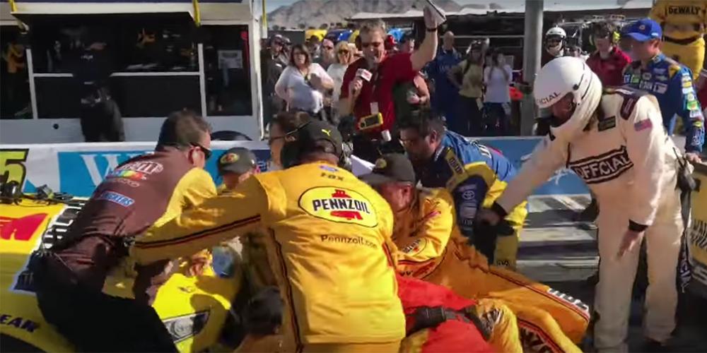 Гонщики NASCAR устроили драку после заезда
