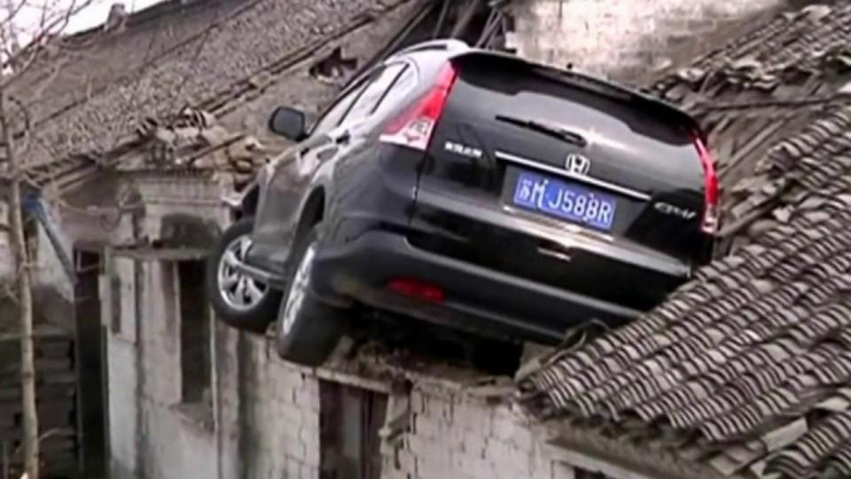 В Китае «Хонда» врезалась в крышу дома