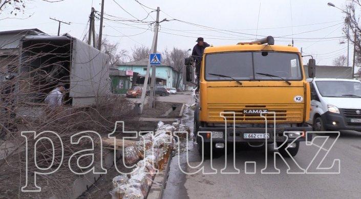 Ящики с пивом рассыпались на дороге в Алматы
