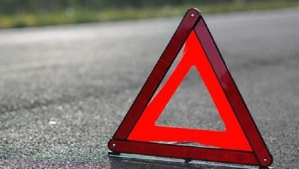 На Рафиева Peugeot протаранил 3 припаркованных авто и скрылся, "оставив" регистрационные знаки