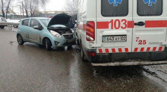 Скорая с беременной девушкой в салоне попала в ДТП в Алматы