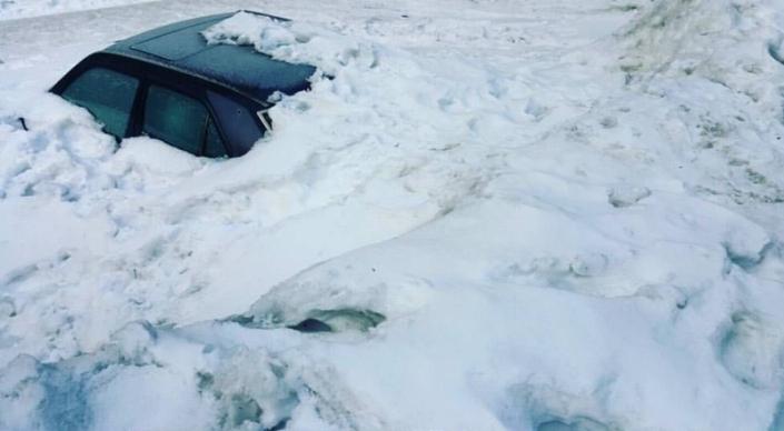 Автомобиль неожиданно обнаружили под растаявшей детской горкой в Усть-Каменогорске