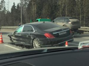 На Новорижском шоссе у Maybach после ДТП оторвало колесо