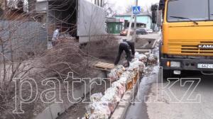 Ящики с пивом рассыпались на дороге в Алматы
