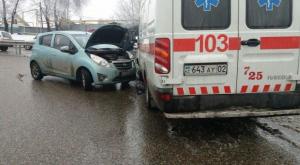 Скорая с беременной девушкой в салоне попала в ДТП в Алматы