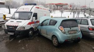 Скорая с беременной девушкой в салоне попала в ДТП в Алматы
