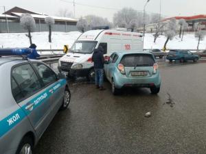 Скорая с беременной девушкой в салоне попала в ДТП в Алматы