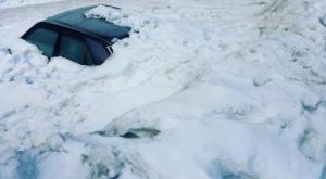 Автомобиль неожиданно обнаружили под растаявшей детской горкой в Усть-Каменогорске
