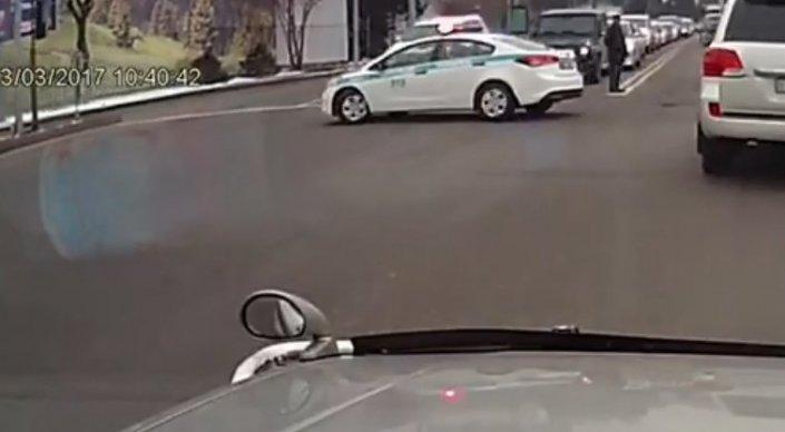 ДТП с участием полицейских попало на видео в Алматы