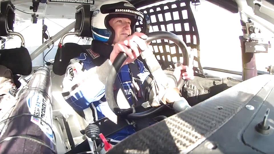 Марк Цукерберг проехал за рулем автомобиля серии NASCAR
