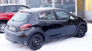 Новое поколение Peugeot 208 попало в объективы фотокамер
