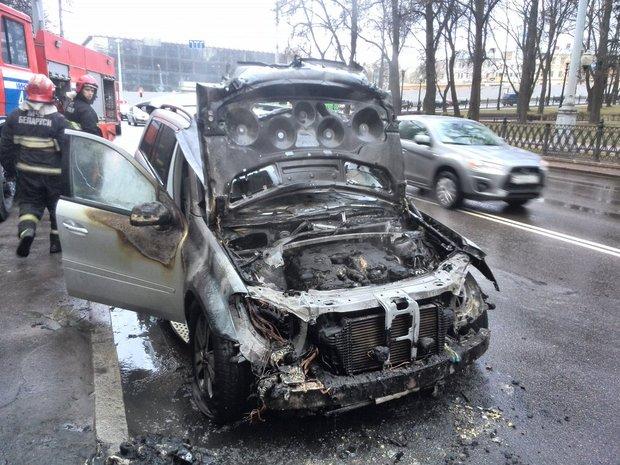 В Минске на ходу загорелся Mercedes GL