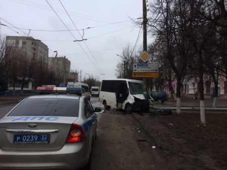 В результате ДТП с маршруткой в Брянске пострадали десять человек