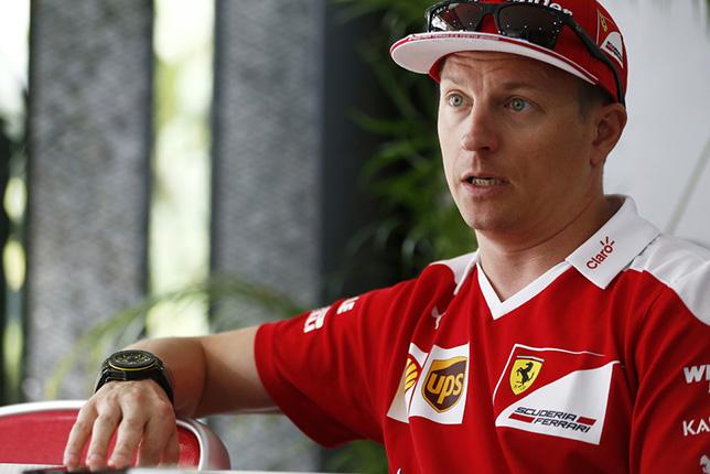 Кими пилотирует новую Ferrari и… забивает гол!