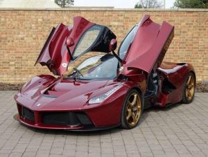 Британский дилерский центр Romans International выставил на продажу потрясающий Rosso Rubino LaFerrari.