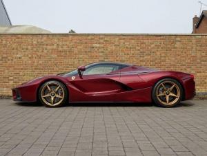 Британский дилерский центр Romans International выставил на продажу потрясающий Rosso Rubino LaFerrari.