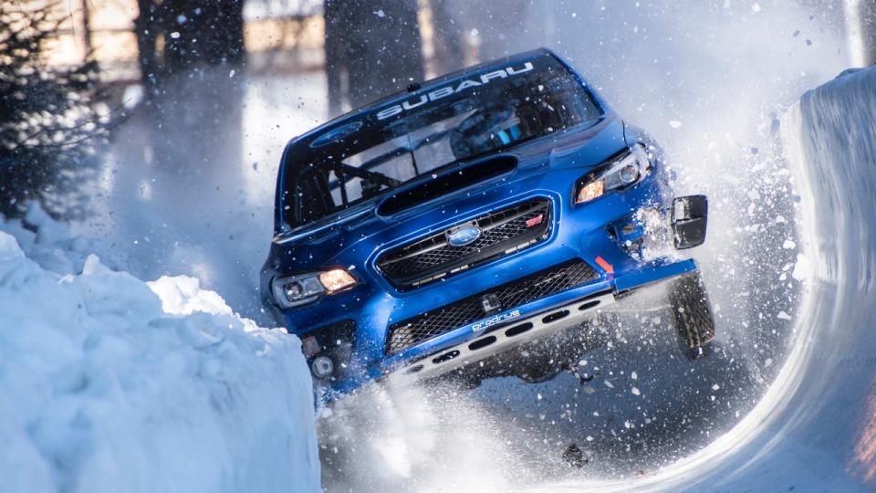 Посмотрите на очень жесткий спуск Subaru с бобслейной трассы