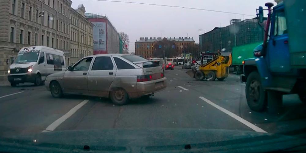 Потерявший управление погрузчик «станцевал» у Мариинского театра