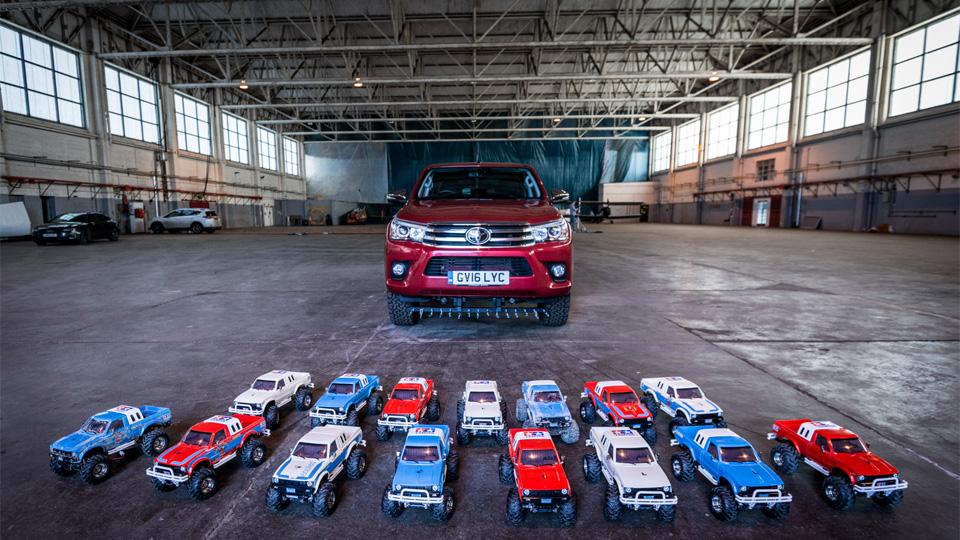 Игрушечные машинки отбуксировали двухтонный пикап Toyota