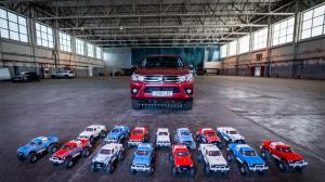 Игрушечные машинки отбуксировали двухтонный пикап Toyota