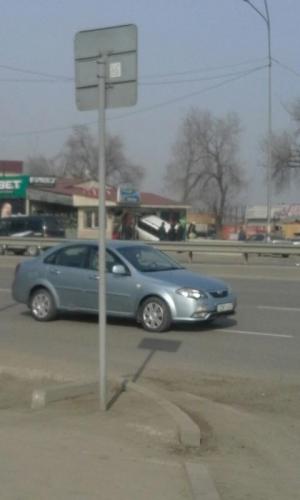 Автомобиль разгромил цветочный магазин в Алматы