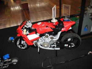 Моделька Lego Ducati V4