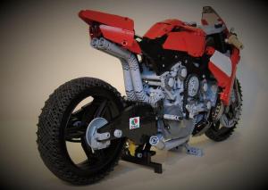 Моделька Lego Ducati V4