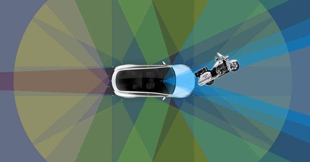 Электрокар Tesla Model X с автопилотом врезался в полицейского на мотоцикле