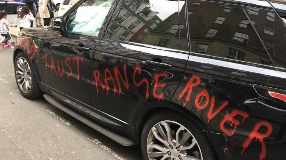 Британец бросил на улице разукрашенный Range Rover в знак протеста