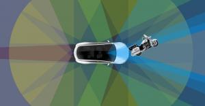 Электрокар Tesla Model X с автопилотом врезался в полицейского на мотоцикле